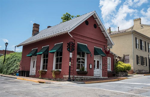 The Red Hen Restaurant The Red Hen se une a la lista de descontentos con la política de Trump